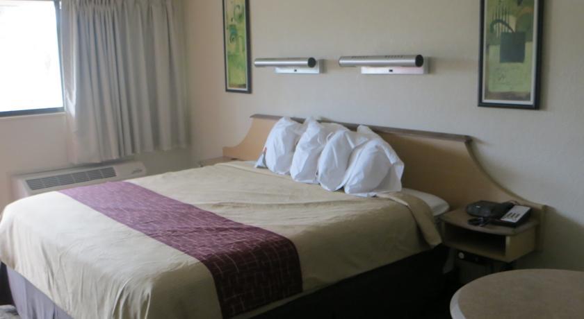 Clarion Inn & Suites At International Drive Williamsburg Екстериор снимка