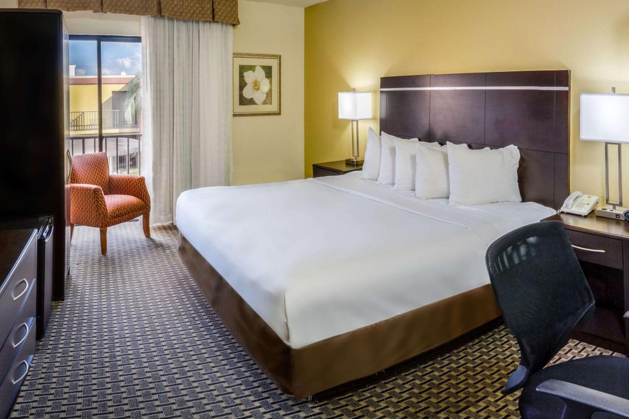 Clarion Inn & Suites At International Drive Williamsburg Екстериор снимка