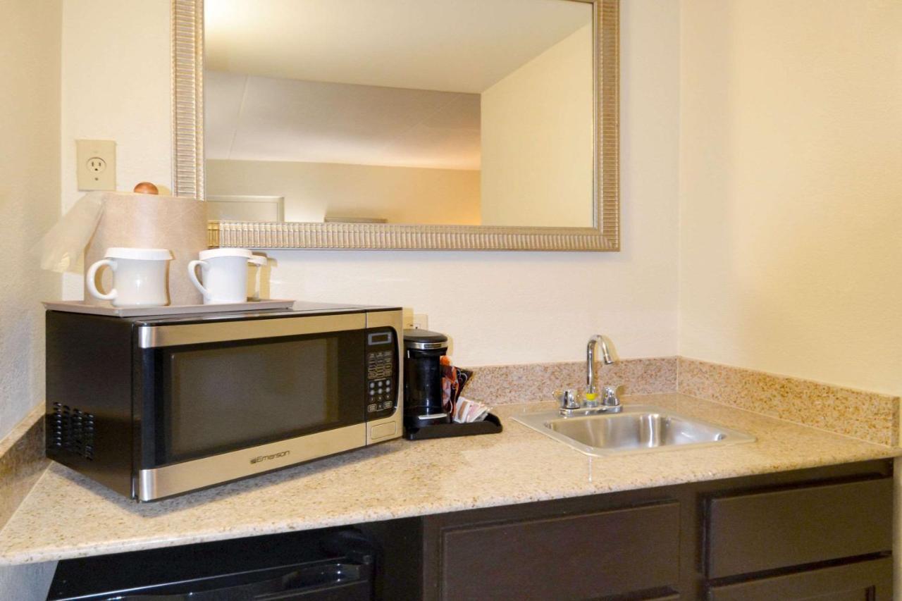 Clarion Inn & Suites At International Drive Williamsburg Екстериор снимка